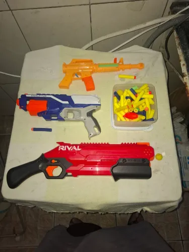 Leve 2 armas nerfs originais e de brinde leve varias munições e outros 2 brinquedos