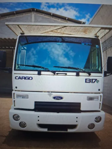 Ford Cargo 1317e 2011 140000 sem equipamento - Impecável!