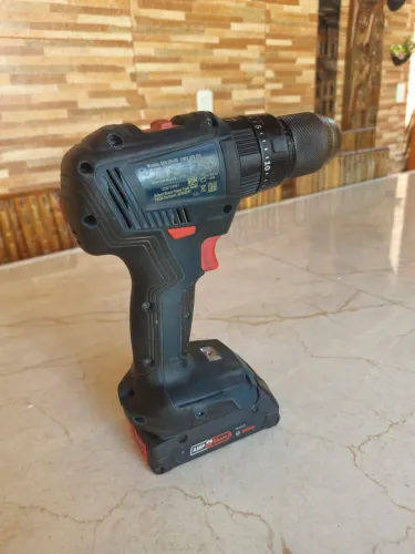 furadeira/parafusadeira de impacto Bosch GSB 18V-50 com motor brushless (sem escovas).