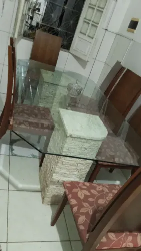 Mesa cadeira bege ou essas escuras