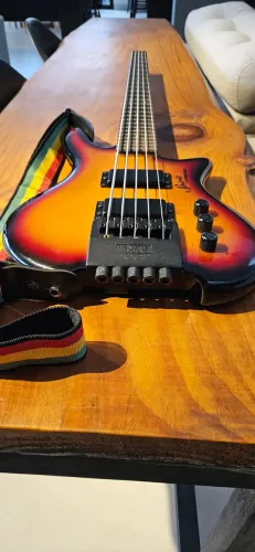 Baixo Steinberger headless (único, impecável)