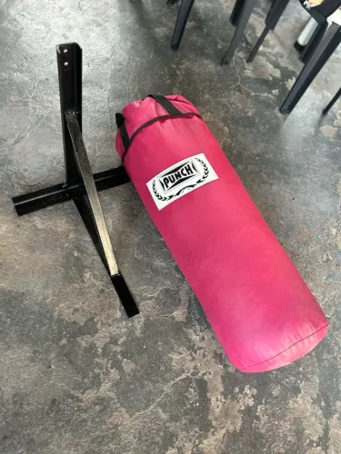 Saco de pancada + suporte de parede