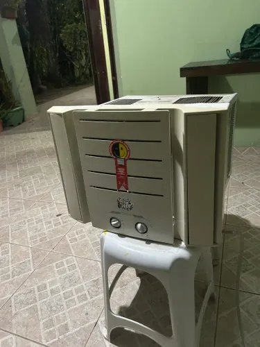 Ar-condicionado de janela usado, em funcionamento