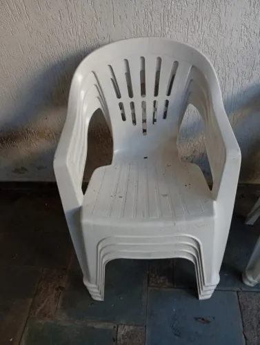 CADEIRA PLÁSTICA COM BRAÇOS