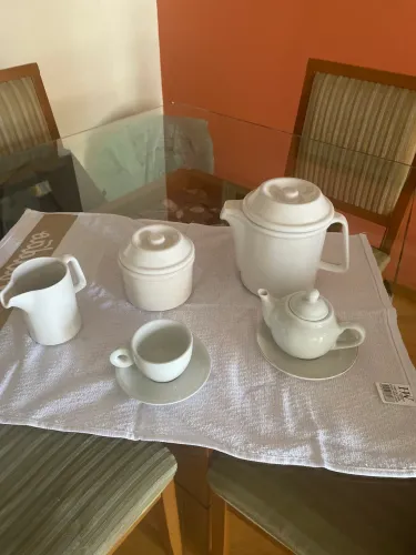 Joguinho de porcelana branca p seu chá ou café. Excelente conservação