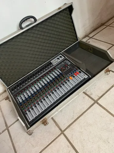 Mesa de som 16 canais profissional já com case
