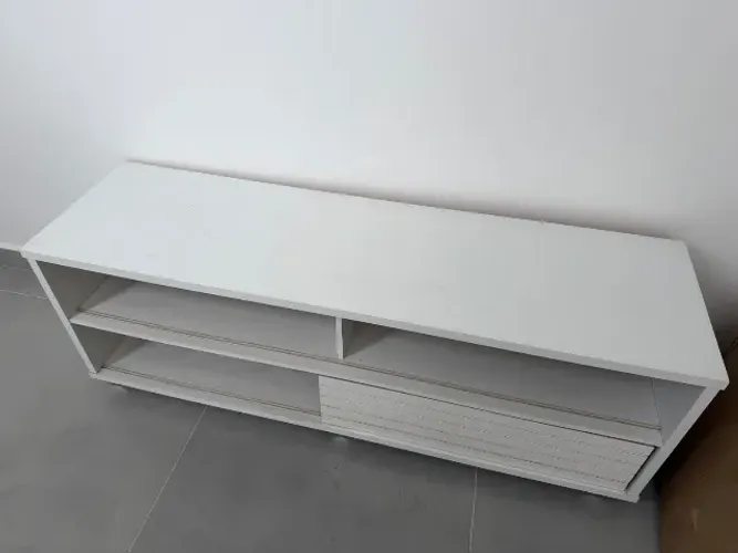 Rack de TV branca 1,60 x 0,45. Com rodinha. MDF