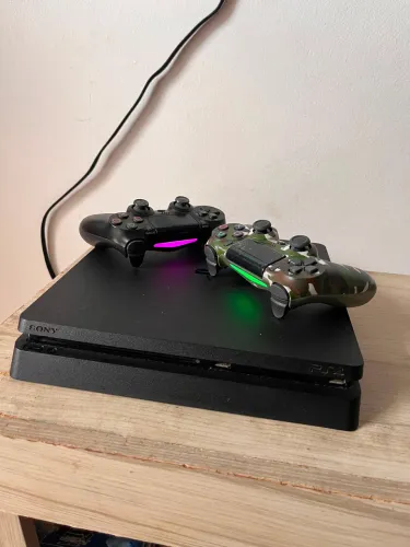 PlayStation 4 1 terá + 2 controles e contra grátis com jogos
