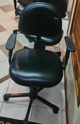 Cadeira de escritório giratória.