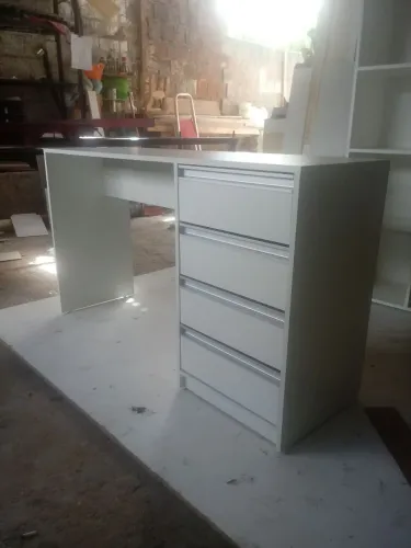 Mesa escrivaninha projetada 