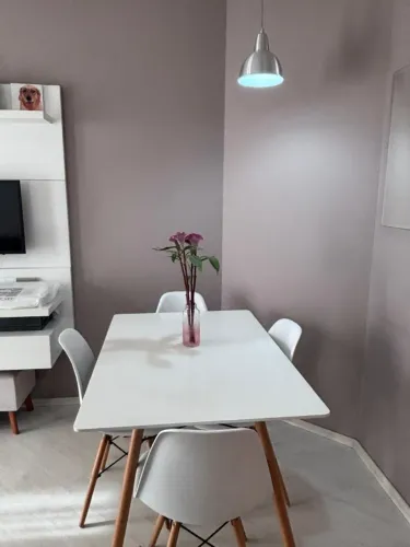 Mesa de jantar retangular branca + 4 cadeiras