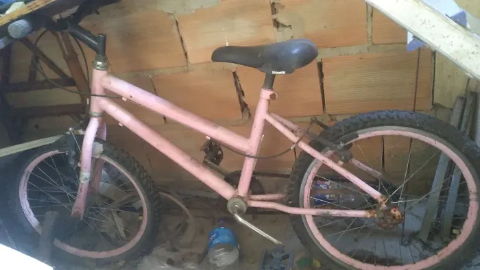 Bicicleta rosa tamanho medio
