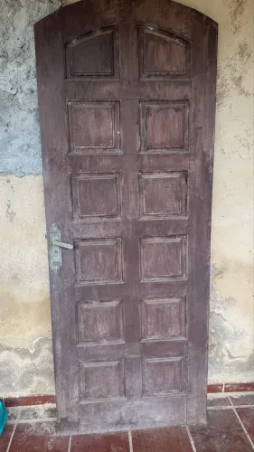 Porta de madeira maciça com portal