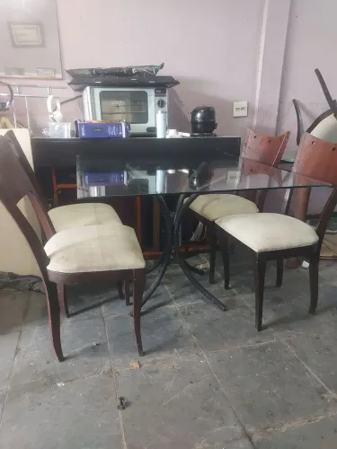 Mesa com 4 cadeiras 
