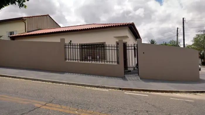 Casa térrea a venda de esquina, no Jardim Simus com três dormitórios sendo uma suite, sala