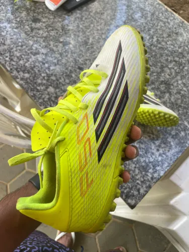 Chuteira adidas F50