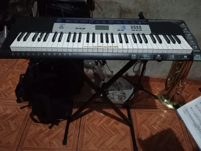 Teclado Casio CTK-1550 com suporte