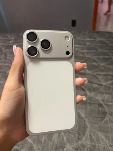 iPhone 11 montado no 17 pro