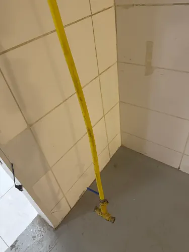 Tubo multimarca para gás montado, com cantoneiras e joelhos e 3 registros 