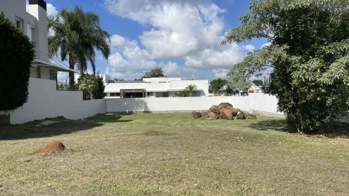 Terreno amplo e plano no condomínio Reserva dos Pássaros