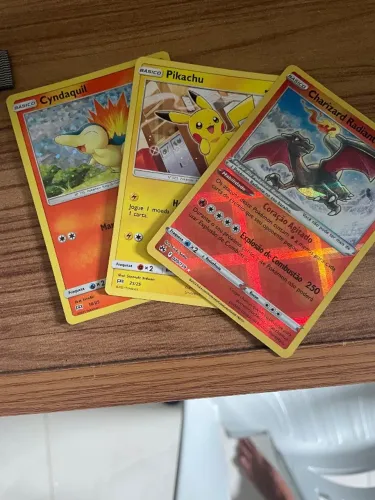 Cartas Pokémon, Charizard Radiante 2023, Pikachu do Mc 2021, Cynderquil do Mc 2021