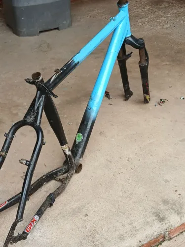 Quadro, mesinha e guidão 