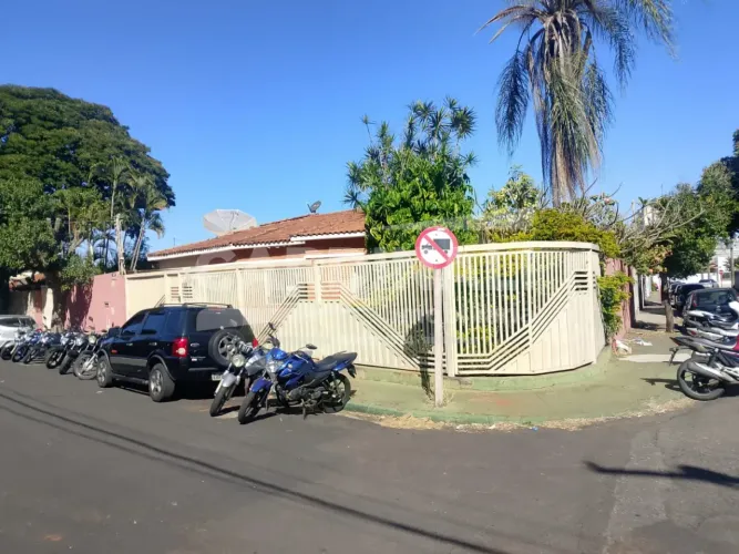 Casa com excelente localização, próximo à Unimed.