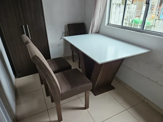 Mesa com 3 cadeiras