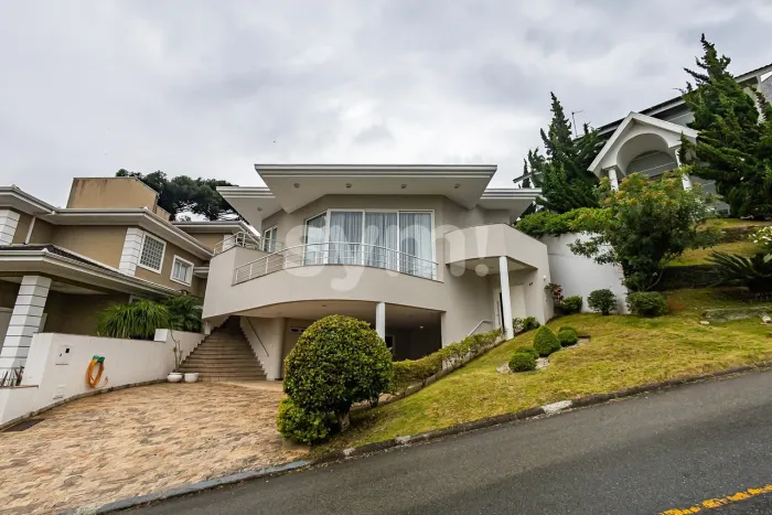 Casa em Condomínio com 4 Suítes e Piscina, 431m²