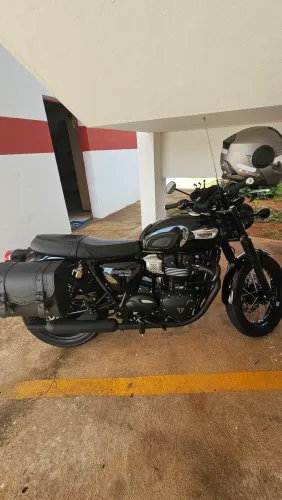 Triumph t100 Black.