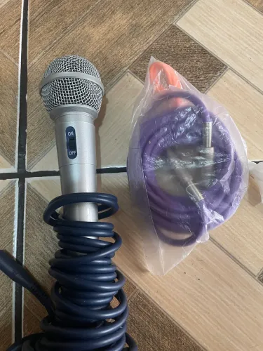 Vendo microfone de mão com chave liga/desliga, ideal para karaokê. 20,00