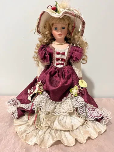 Boneca de porcelana antiga 