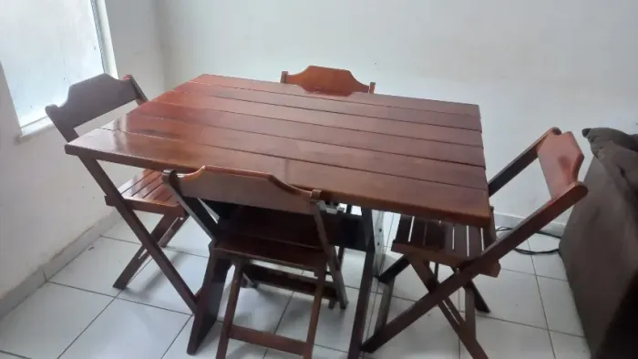 Mesa de madeira para sala com 4 cadeiras