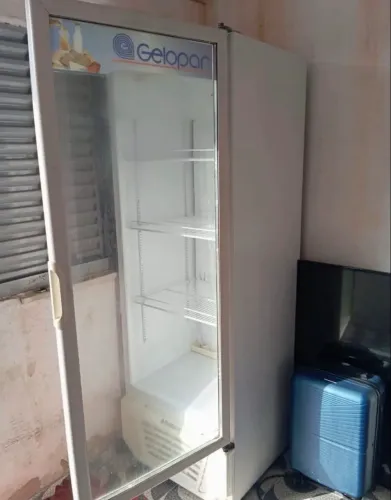 Vendo freezer por 2.700 reais