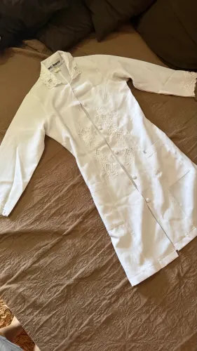 Jaleco branco com bordado renda