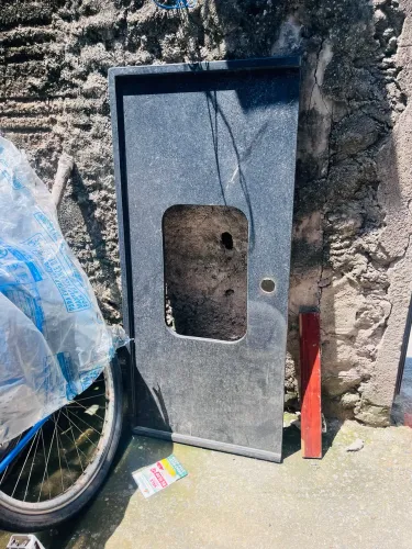 Esta bancada é feita de granito cinza ou preto, para cozinha ou áreas de serviço.