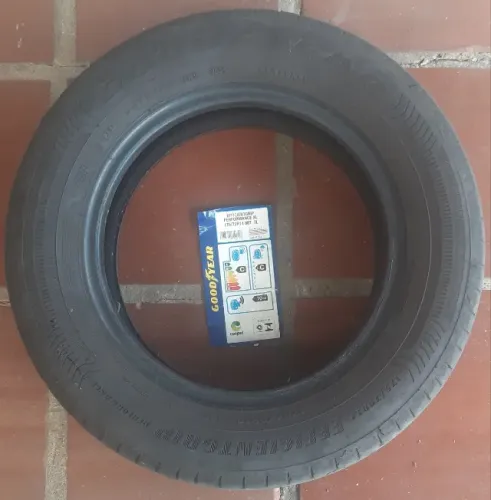 Pneu Goodyear EfficientGrip usado para artesanato, reciclagem e jardinagem.