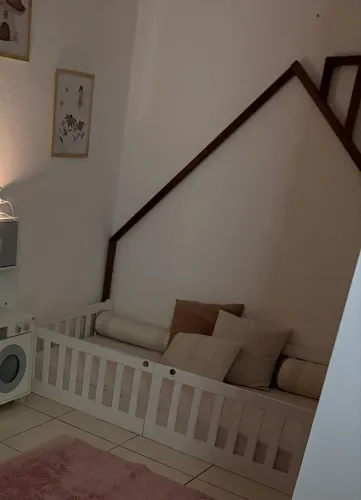 Cama de solteiro infantil com a casinha 