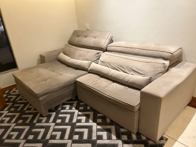Sofá retrátil com encosto reclinável cinza claro