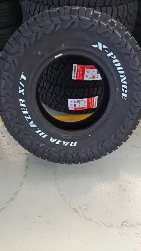 Pneu aro 15 medida 31x31.5R15 borrachudo com letra branca na lateral.  R$ 750,00