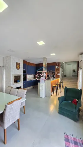 Casa de Alto Padrão com 4 Suítes, Piscina e Energia Solar