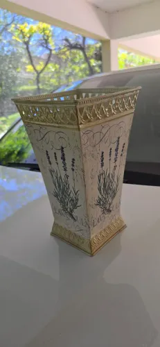 Vazo de latão decorado tamanho 26.5cm alt X 11x 11cm de base e 15 X 15 XML de boca.