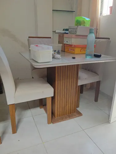 Vende-se mesa com 4 cadeiras