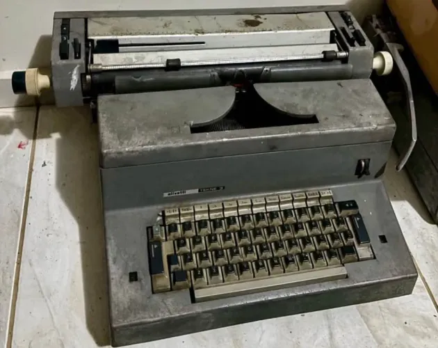 Máquina De Escrever Antiga Olivetti Teknne 3