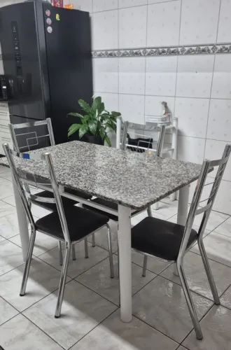 Vendo Mesa 1.20 com 4 cadeiras