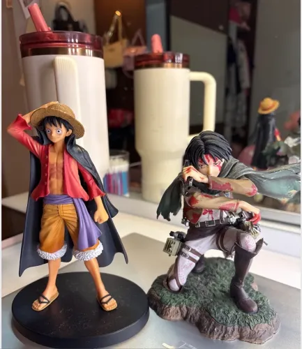 Action figure Levi Ackerman + Luffy