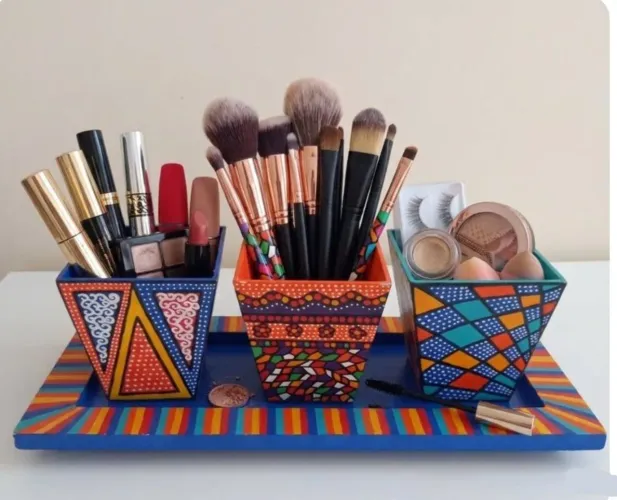 3 potes coloridos e bandeja para colocar madeira maquilagens pincel skin care - artesanato