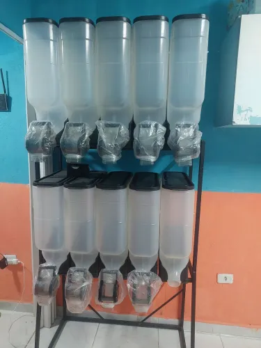 Expositor de ração novo.