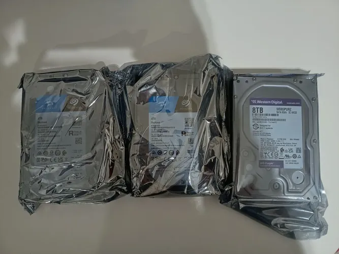 3 HDs NOVOS LACRADOS - 2x Seagate 4TB + 1x WD 8TB