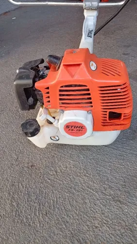 Máquina roçadeira de grama seminova com documento e sinta